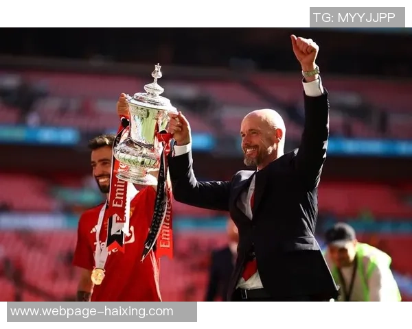 曼联与曼城决赛激战正酣谁将捧起荣耀奖杯成为赢家